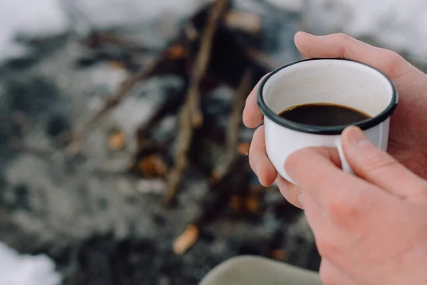 男人的手在户外拿着一杯热咖啡 概念冒险活跃假期户外 冬季露营 — 图库照片
