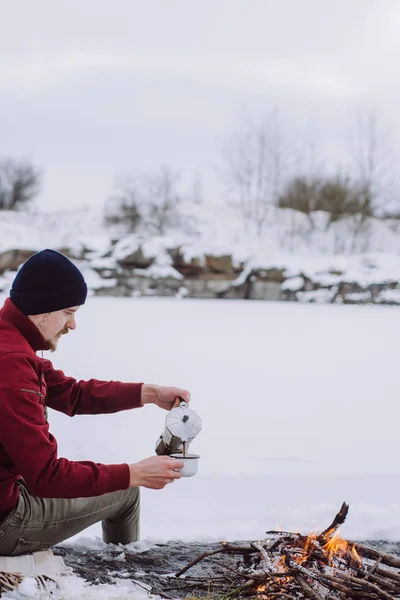 Ein Reisender Mann Sitzt Lagerfeuer Und Schenkt Sich Winter Heißen — Stockfoto