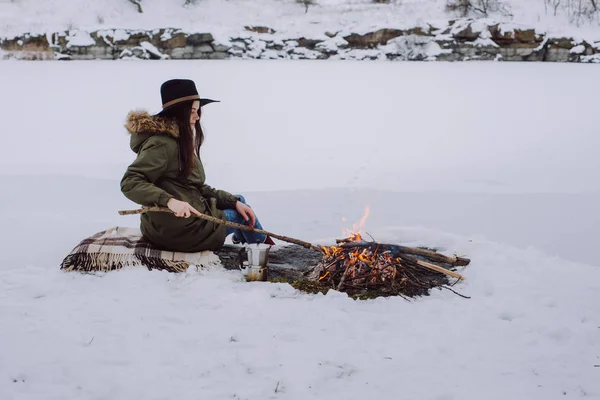 Touristinnen Mit Hut Sitzen Der Nähe Des Zugefrorenen Sees Lagerfeuer — Stockfoto