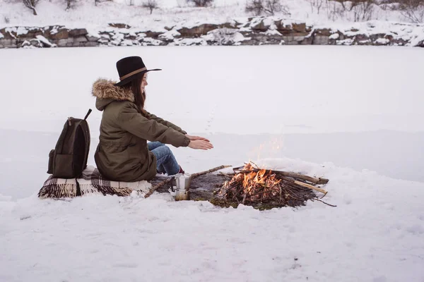 Menina Chapéu Aquece Mãos Perto Fogo Inverno Contexto Lago Congelado — Fotografia de Stock