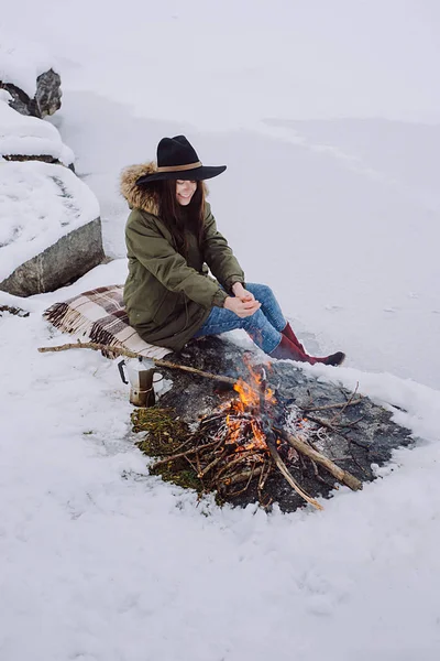 Touristinnen Mit Hut Sitzen Der Nähe Des Zugefrorenen Sees Lagerfeuer — Stockfoto