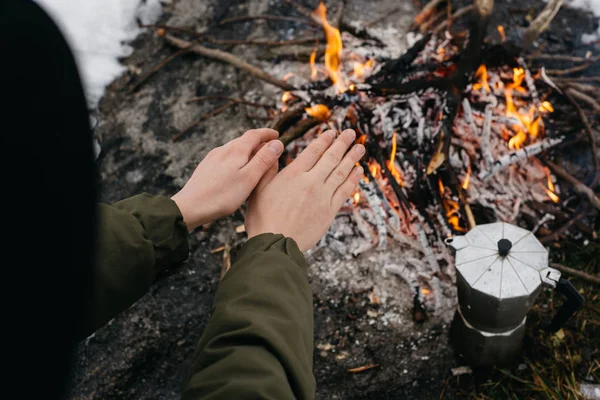 Das Mädchen Mit Dem Hut Wärmt Winter Die Hände Feuer — Stockfoto
