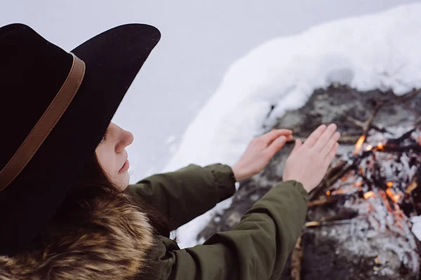 Fille Dans Chapeau Réchauffe Les Mains Près Feu Hiver Concept — Photo