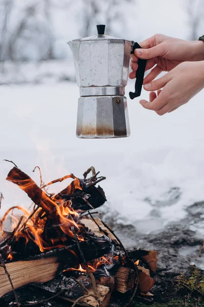 Frau Sitzt Lagerfeuer Und Kocht Winter Freien Kaffee Konzept Abenteuer — Stockfoto