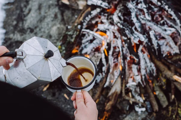 Mulher Viajante Senta Perto Fogo Acampamento Tempo Inverno Derrama Café — Fotografia de Stock