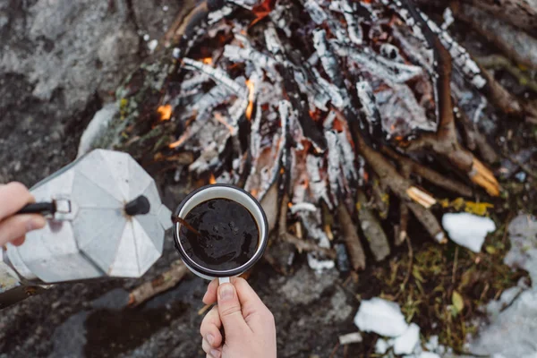 Mulher Viajante Senta Perto Fogo Acampamento Tempo Inverno Derrama Café — Fotografia de Stock