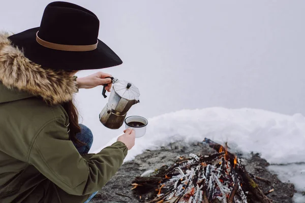 Mulher Viajante Senta Perto Fogo Acampamento Tempo Inverno Derrama Café — Fotografia de Stock