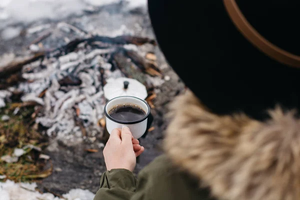 Traveling Girl Sits Camp Fire Cup Hot Coffee Winter Time — Stock Photo, Image