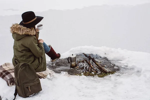 Mädchen Mit Hut Sitzt Lagerfeuer Mit Einer Tasse Heißen Kaffees — Stockfoto
