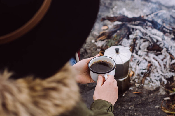 Traveling Girl Sits Camp Fire Cup Hot Coffee Winter Time — Stock Photo, Image