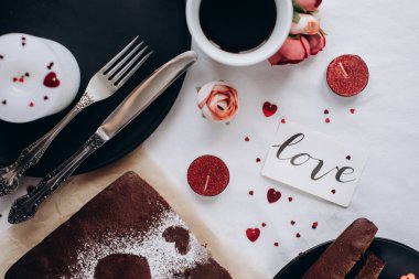 Bir fincan kahve ve beyaz arka plan üzerinde mum ile kalp ile pişmiş ev yapımı pasta. Sağlıklı ev yapımı tam tahıl pasta. Sevgililer günü ya da anneler günü 