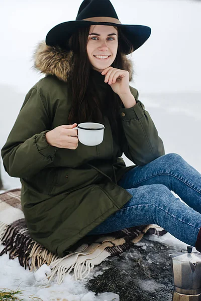 Happy Girl Hat Looking Camera Sits Camp Fire Cup Hot — Stock Photo, Image
