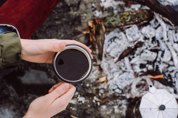 Menina Viajante Senta Perto Fogo Acampamento Com Uma Xícara Café — Fotografia de Stock