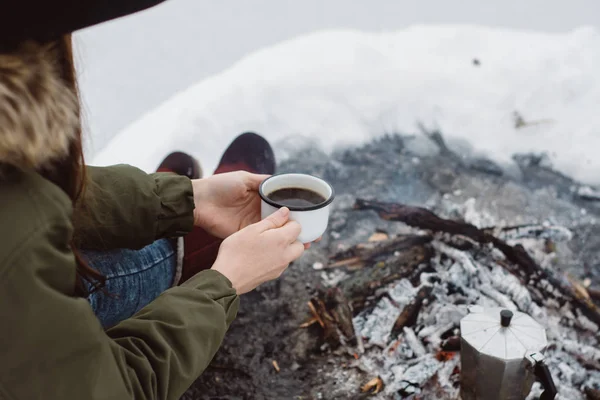 Traveling Girl Sits Camp Fire Cup Hot Coffee Winter Time — Stock Photo, Image