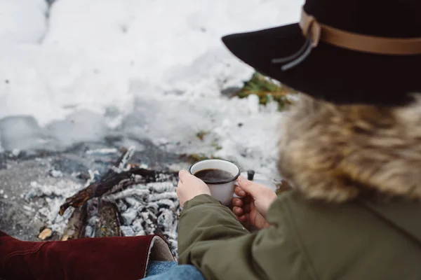 Traveling Girl Trouve Près Feu Camp Avec Une Tasse Café — Photo