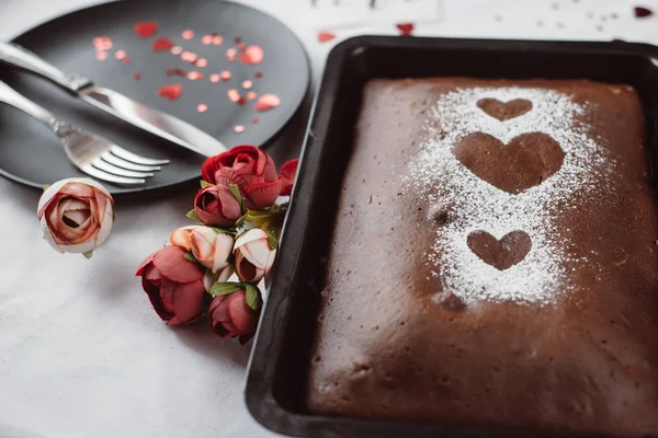 Gebackene Hausgemachte Torte Mit Herz Mit Geschirr Auf Weißem Hintergrund — Stockfoto