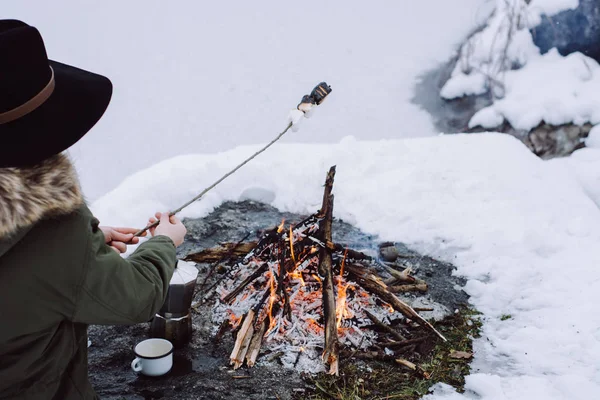 Fille Rôtissant Des Guimauves Sur Feu Camp Entouré Neige Contre — Photo