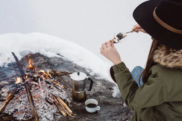 Menina Come Marshmallows Fritos Perto Fogueira Cercada Neve Contra Perto — Fotografia de Stock