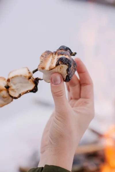 Mão Menina Segura Marshmallows Fritos Perto Fogueira Cercada Por Neve — Fotografia de Stock