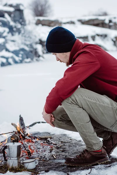 Winterlager Mann Wärmt Hände Feuer Und Kocht Kaffee Der Nähe — Stockfoto