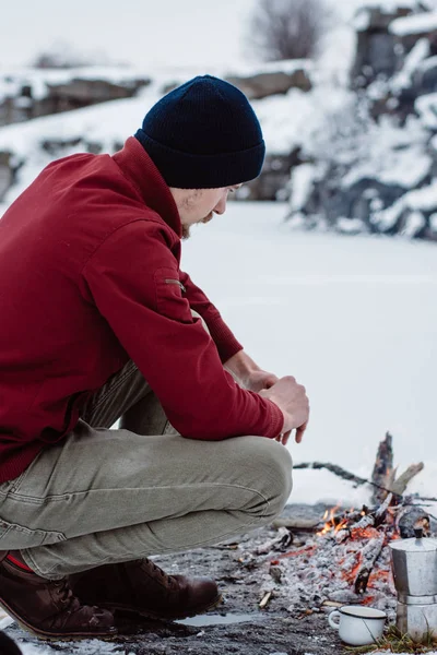 Winterlager Mann Wärmt Hände Feuer Und Kocht Kaffee Der Nähe — Stockfoto