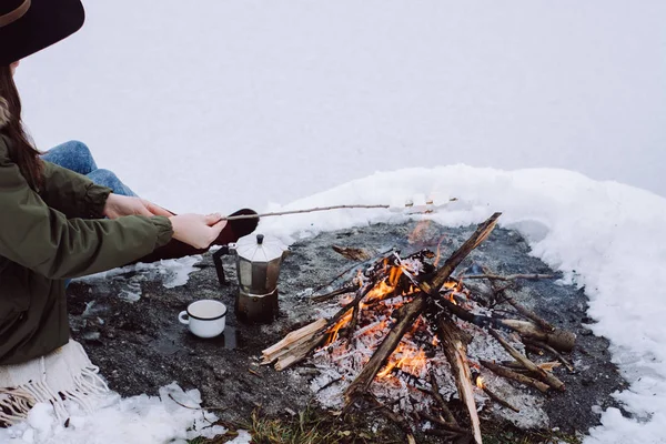 Chica Asando Malvaviscos Sobre Fogata Rodeada Nieve Contra Cercano Lago — Foto de Stock