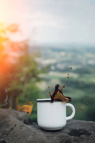 日落时 咖啡溅到篝火附近的大自然的背景 概念冒险活跃假期户外 夏季野营 — 图库照片
