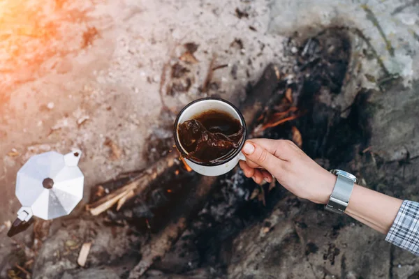 Mão Das Meninas Segura Uma Xícara Quente Café Fundo Fogueira — Fotografia de Stock