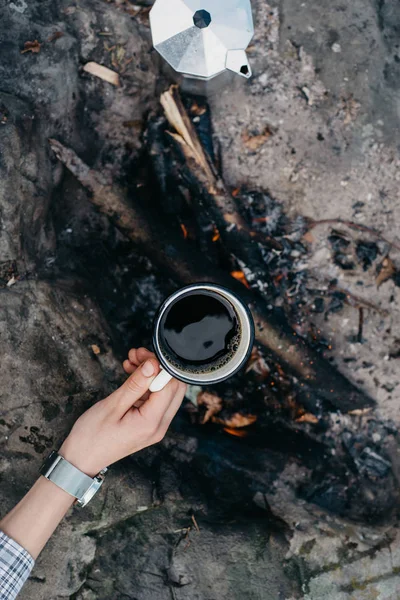 Girls Hand Holds Hot Cup Coffee Background Campfire Concept Adventure — Stock Photo, Image