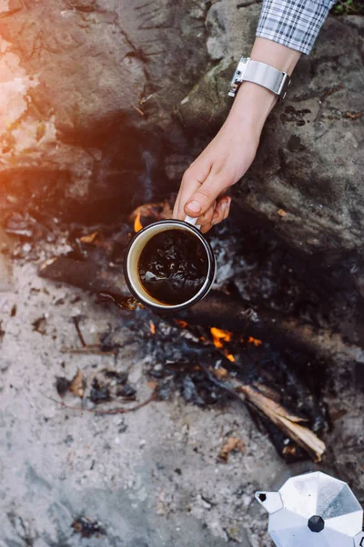 Main Filles Tient Une Tasse Café Chaud Arrière Plan Feu — Photo