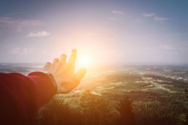 adam ile dağlık alanda günbatımı için işaret ver, kavramı relax ve seyahat. Güzel gün batımı