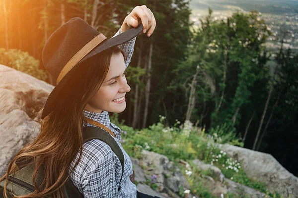 Happy Girl Traveler Holding Hat Looking Forward Amazing Mountains Enjoying — Stock Photo, Image