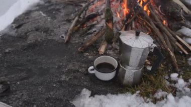 Kamp ateşi üzerinde yemek kahve. Kavramı macera aktif tatiller açık. Kış kamp