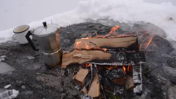 Kaffee Kochen Lagerfeuer Konzept Abenteuer Aktivurlaub Freien Wintercamping — Stockvideo