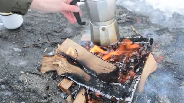 Γυναίκα Είναι Μαγείρεμα Καφέ Στο Άναμα Φωτιάς Στην Υπαίθρια Χειμώνα — Αρχείο Βίντεο