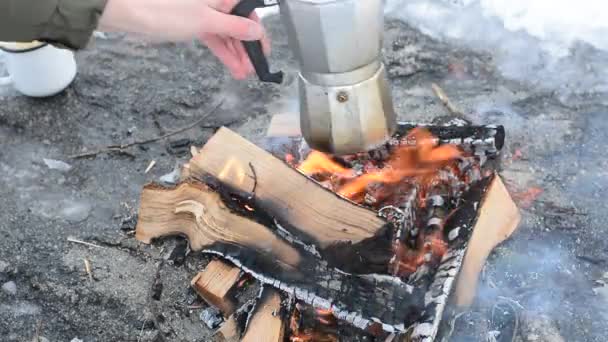 Frau Kocht Winter Freien Kaffee Lagerfeuer Konzept Abenteuer Aktivurlaub Wintercamping — Stockvideo