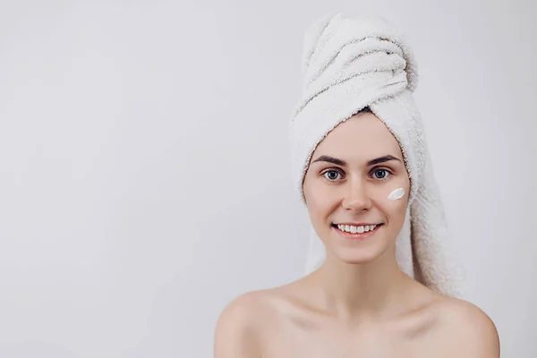 Atrakcyjna Młoda Kobieta Uśmiechający Się Owinięty Ręczników Kąpielowych Kremem Jej — Zdjęcie stockowe