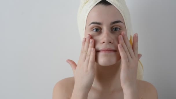 Rapariga Atraente Envolto Com Toalhas Banho Aplicando Creme Seu Rosto — Vídeo de Stock