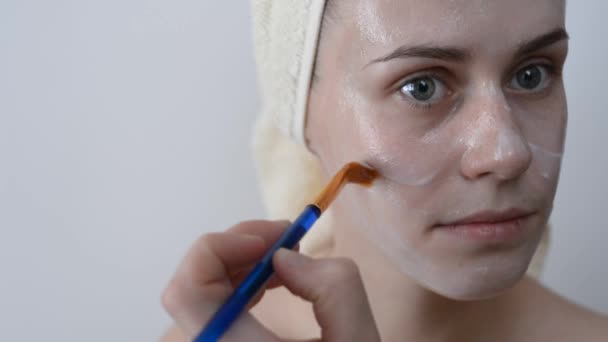 매력적인 수건으로 브러쉬 샤워와 그녀의 얼굴에 크림을 개념입니다 집에서 페이셜 — 비디오