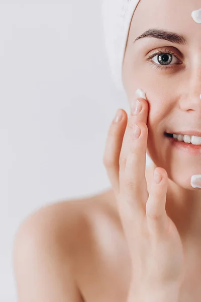 Fiatal Boldog Tekert Fürdőlepedő Arcát Bőrápoló Krém Alkalmazása Skin Care — Stock Fotó