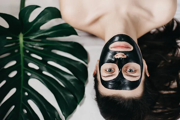 Rapariga Atraente Com Olhos Abertos Folha Verde Deitada Cama Com — Fotografia de Stock