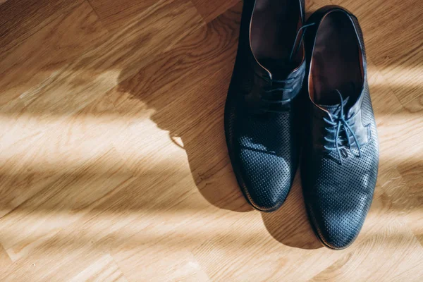 Adam Ayakkabı Ahşap Arka Plan Üzerinde Dantel Ayakkabılarla Bağla Erkek — Stok fotoğraf