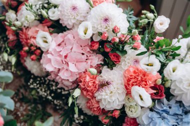 Festival dekor dekorasyon için mavi, kırmızı, beyaz ve pembe çiçekler üzerinden güzel bir buket. Doğal kavramı