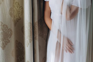 Gelin peçe altında güzel zarif eller. Sabah gelinin düğün için hazırlanıyor.