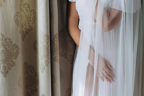 Gelin peçe altında güzel zarif eller. Sabah gelinin düğün için hazırlanıyor.