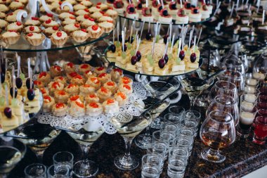 Açık büfe kahvaltı ile alkol ve içecekler. Restoranda Festival tablo