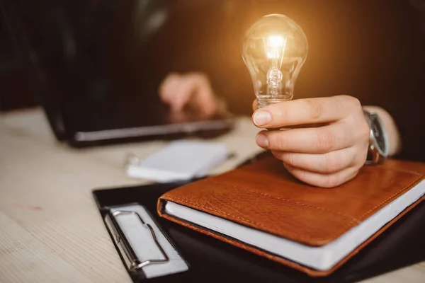 Mano Mujer Sosteniendo Una Bombilla Para Contabilidad Creativo Nuevas Ideas —  Fotos de Stock