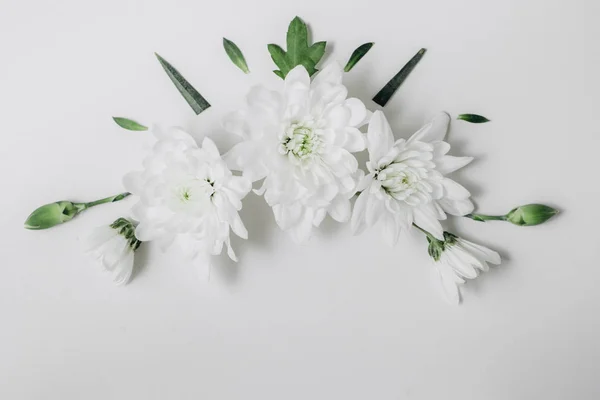 Composição Flores Grinalda Feita Flores Brancas Sobre Fundo Branco Conceito — Fotografia de Stock
