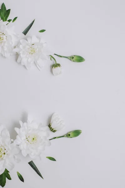 Composição Flores Grinalda Feita Flores Brancas Sobre Fundo Branco Conceito — Fotografia de Stock