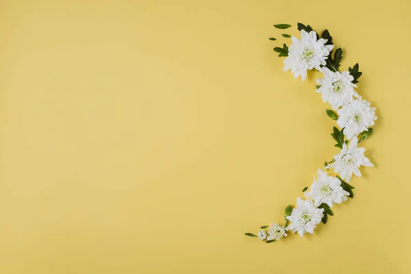 Creatieve Bloemen Samenstelling Krans Gemaakt Van Witte Bloemen Gele Achtergrond — Stockfoto